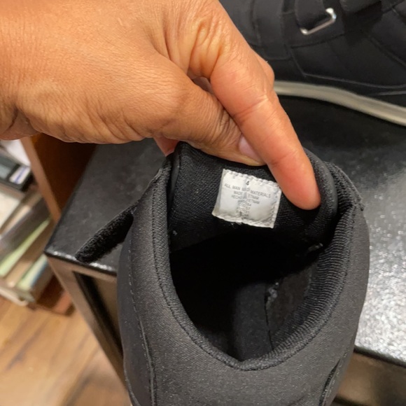 Boy SneakerNew from children’s place brand size 4 - Picture 3 of 5